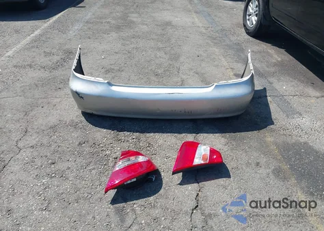 2004 Toyota Camry Le z USA, uszkodzony, nr VIN 4T1BE32K64U849232